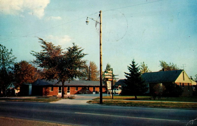 Halls Motel (Michigan Motel, Halls Mountain Cabins) - Vintage Postcard